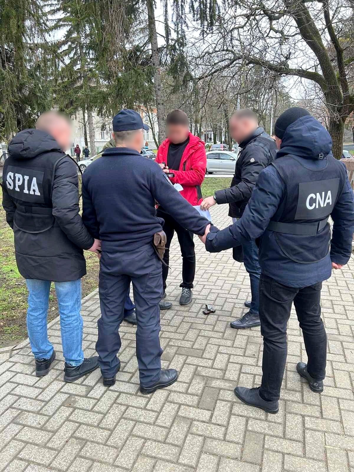 Reținere cu mascați la Cimișlia. Un polițist a fost încătușat