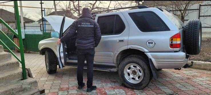 FOTO // Doi bărbați și o femeie - reținuți, după ce au primit bani pentru organizarea migrației ilegale