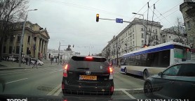 Momentul în care un troleibuz ignoră regulamentul și merge la semnalul roșu al semaforului