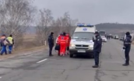 La un pas de tragedie. Fermierii au blocat o ambulanță care mergea la un bărbat cu probleme cardiace