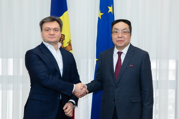 Prim-ministrul Dorin Recean, discuții cu ambasadorul Republicii Populare Chineze la Chișinău, Yan Wenbin