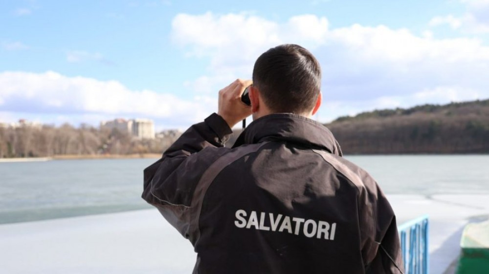 Tânără de 24 de ani, salvată de la înec dintr-un lac din Chișinău
