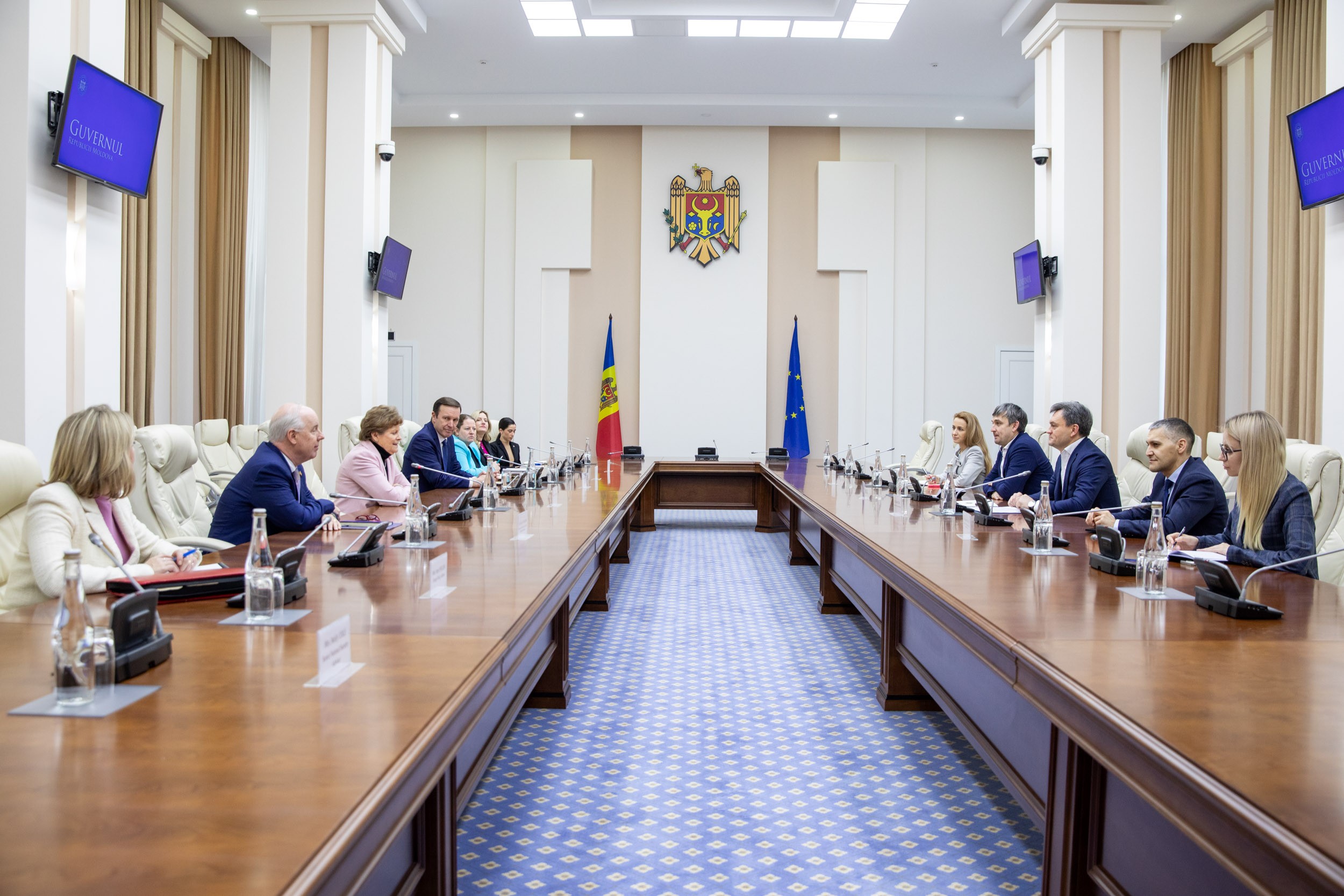 Întâlnire de rang înalt, la Chișinău. Dorin Recean a discutat cu doi senatori americani