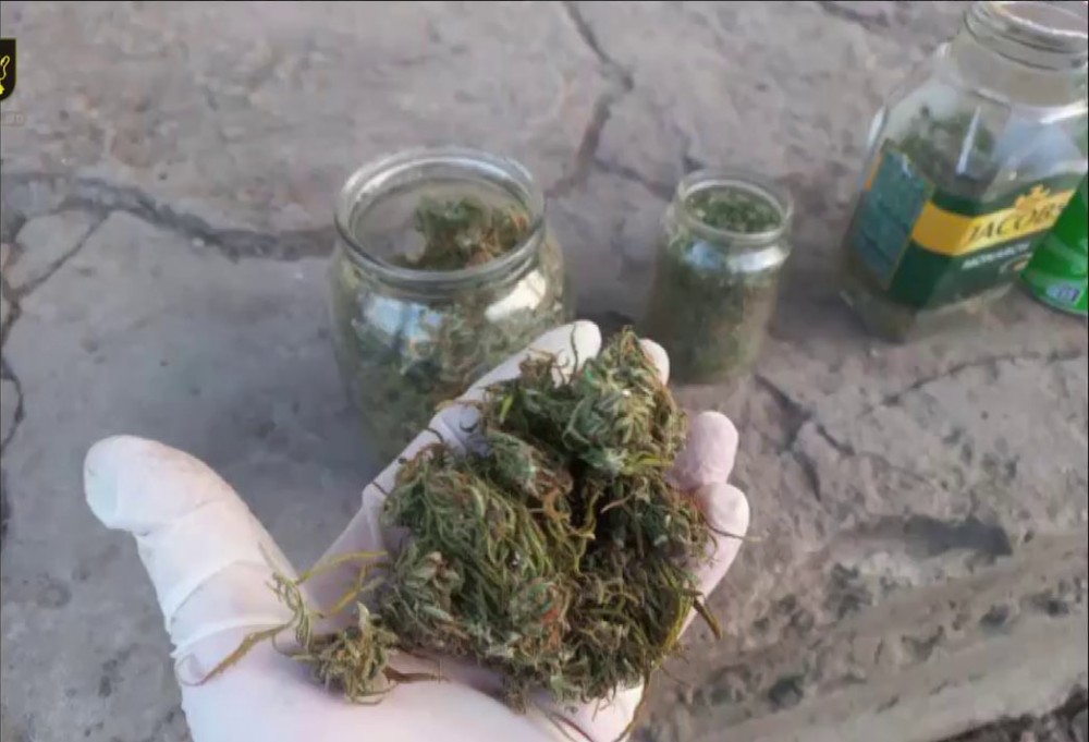 Droguri și marijuană la Strășeni. Doi bărbați au fost reținuți