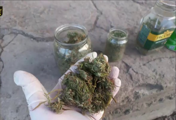 Droguri și marijuană la Strășeni. Doi bărbați au fost reținuți