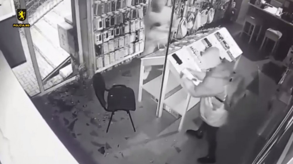 Trei copii, printre care o fată, riscă ani grei de pușcărie, după ce au prădat două magazine și au furat zeci de telefoane