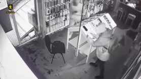 Trei copii, printre care o fată, riscă ani grei de pușcărie, după ce au prădat două magazine și au furat zeci de telefoane