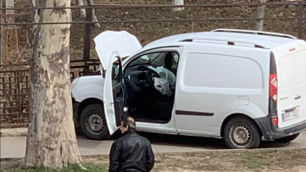 A pierdut controlul volanului și a ajuns cu dubița în gardul unei biserici din capitală