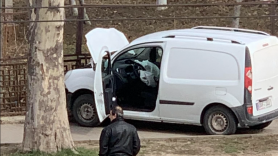 A pierdut controlul volanului și a ajuns cu dubița în gardul unei biserici din capitală