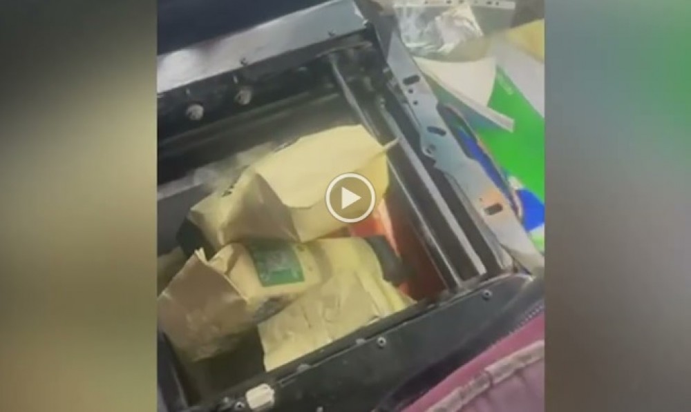 Zeci de kilograme de ton și cafea, depistate de ofițerii Serviciului Vamal într-un Mercedes Sprinter