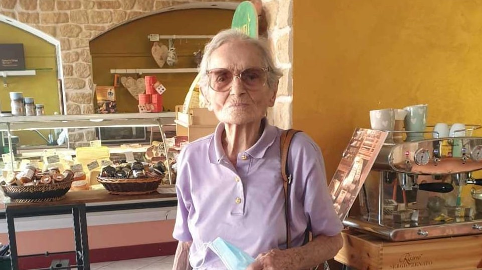 Femeie de 103 ani, prinsă la volanul unei mașini, fără permis de conducere și asigurare: „La vârsta mea fac ce vreau”
