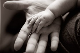 Micuță de 16 luni, a murit după ce mama sa a lăsat-o singură în casă pentru 10 zile. Unde a plecat femeia