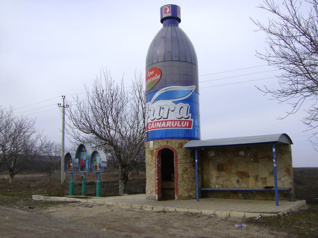 O cunoscută stație de așteptare, distrusă. Era unica din țară