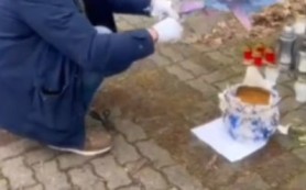 Video // Găleată cu fecale, la ambasada Rusiei: Nu doar Putin, ci întreaga Rusie este în război
