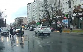 La un pas de tragedie. Un automobil a mers la roșu, printre pietoni