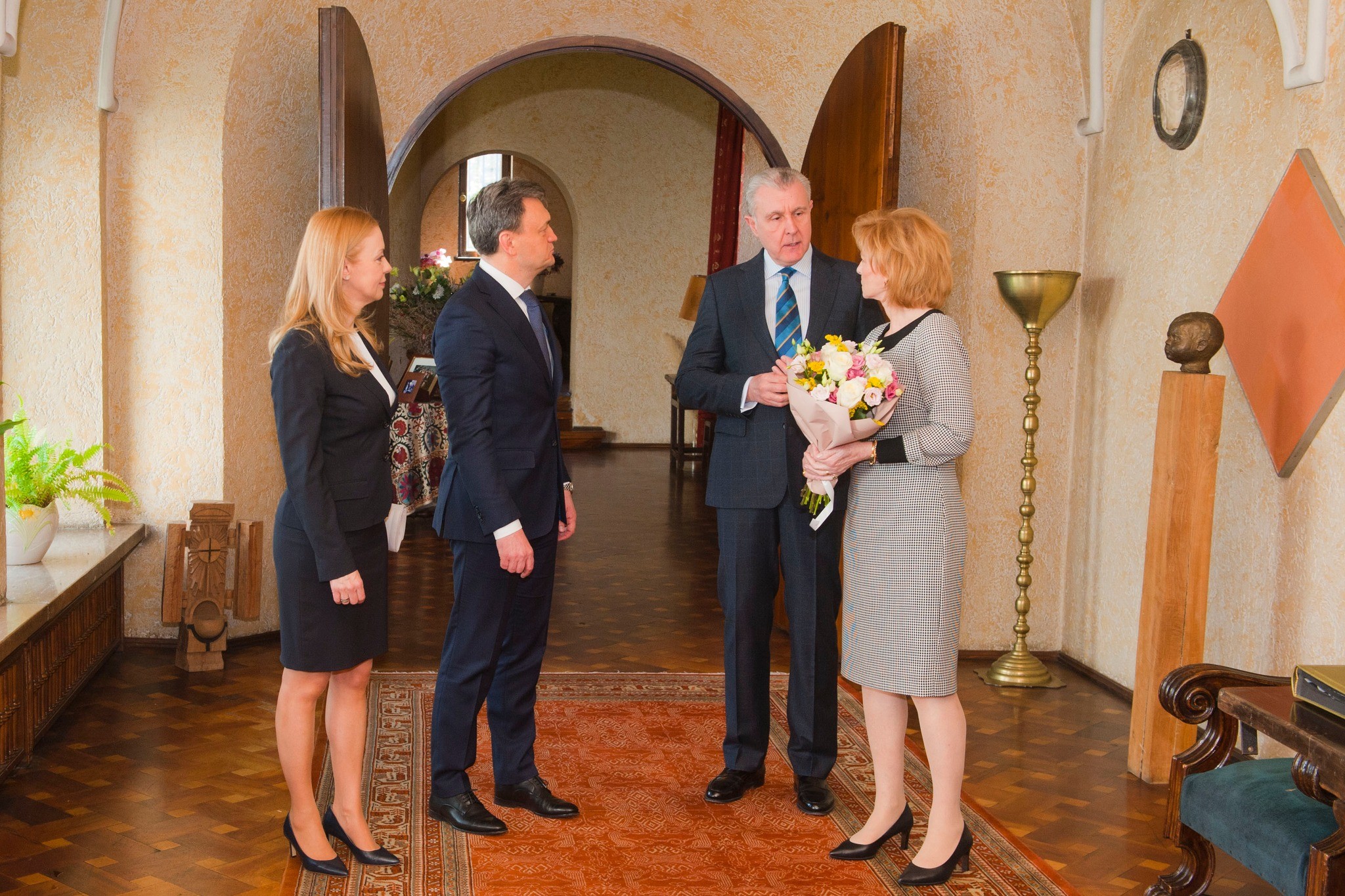 Dorin Recean și soția sa, în discuții cu Majestatea Sa Margareta și Alteța Sa Regală Principele Radu