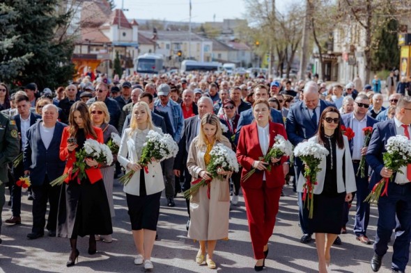 FOTO // Marș cu flori și fanfară pe străzile din Orhei. Primăria anunță că au sărbătorit „80 de ani de la eliberarea de sub ocupația fascistă”