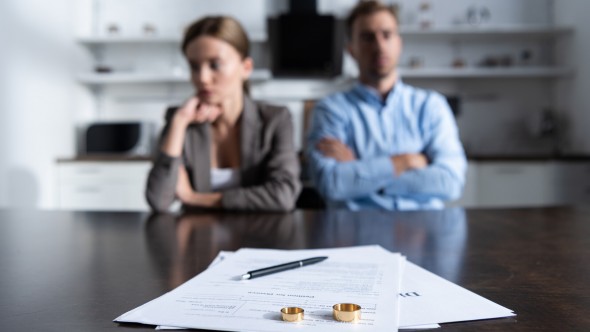 Doi soți care s-au trezit divorțați din greșeală. Eroarea pe care a comis-o