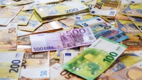 A înlocuit banii părinților săi cu bancnote false. Cum au aflat aceștia ce a făcut fiica lor