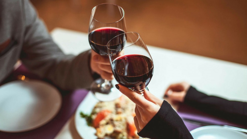 Un pahar de vin pe zi este prea mult. Ce spun medicii