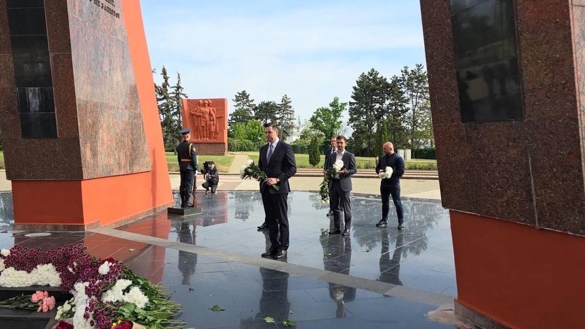 FOTO // Tudor Ulianovschi, omagiu adus eroilor căzuți pentru independența și integritatea teritorială a R. Moldova