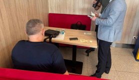 FOTO // Un bărbat din capitală, reținut în flagrant de CNA
