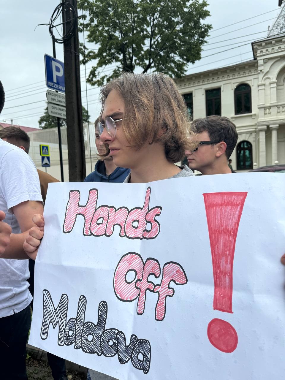 FOTO & VIDEO // Protest la Ambasada SUA de la Chișinău. Mai mulți tineri au scandat că Republica Moldova nu are nevoie de NATO