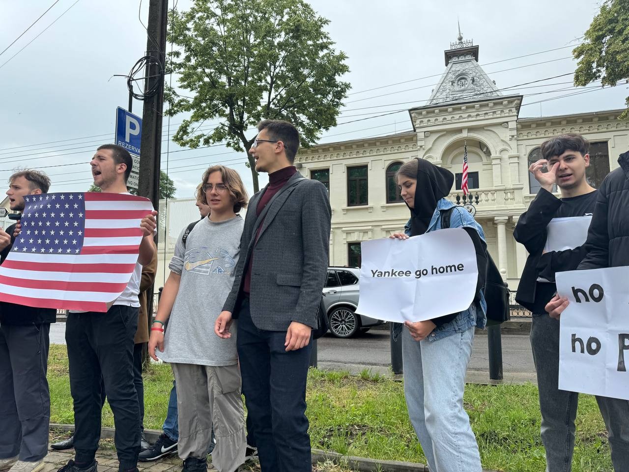FOTO & VIDEO // Protest la Ambasada SUA de la Chișinău. Mai mulți tineri au scandat că Republica Moldova nu are nevoie de NATO