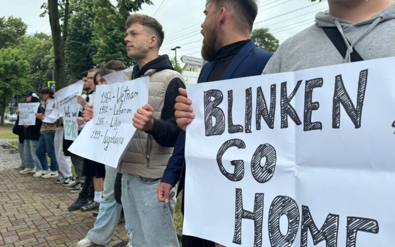 FOTO & VIDEO // Protest la Ambasada SUA de la Chișinău. Mai mulți tineri au scandat că Republica Moldova nu are nevoie de NATO