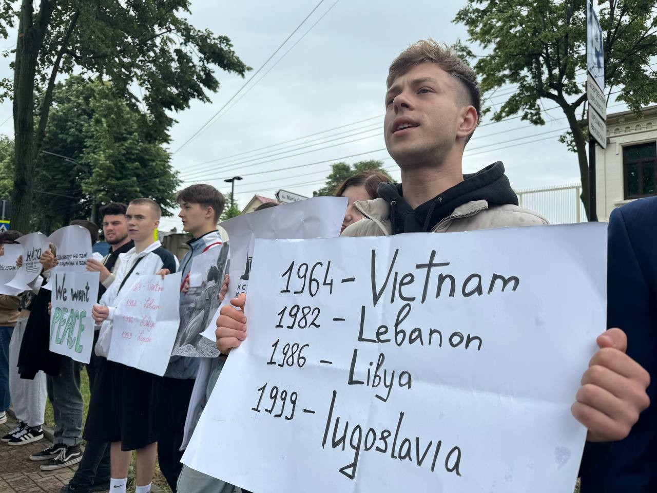 FOTO & VIDEO // Protest la Ambasada SUA de la Chișinău. Mai mulți tineri au scandat că Republica Moldova nu are nevoie de NATO