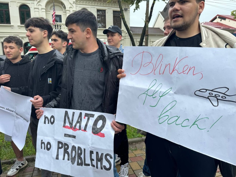 FOTO & VIDEO // Protest la Ambasada SUA de la Chișinău. Mai mulți tineri au scandat că Republica Moldova nu are nevoie de NATO