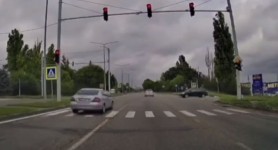 Viteză excesivă, la culoarea roșie a semaforului. La volanele Mercedes-urilor se aflau un bărbat și o tânără fără permis