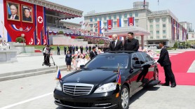 Scenă caraghioasă. Doi dictatori, pe trapa unei limuzine fabricate în Europa