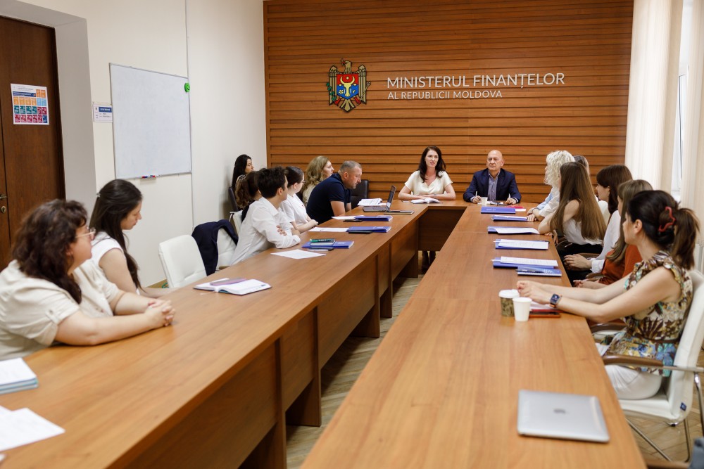 8 tineri vor urma stagiul de practică plătit în cadrul Ministerului Finanțelor
