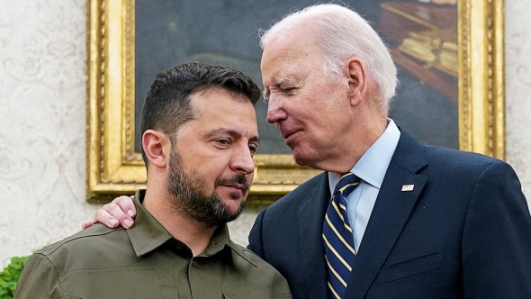 Zelenski îi cere lui Biden să permită Ucrainei să lovească aerodromurile de pe teritoriul Rusiei