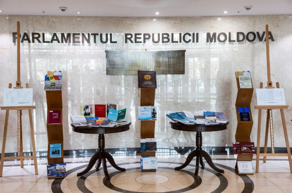 30 de ani de la adoptarea Constituției Republicii Moldova. Parlamentul găzduiește o expoziție