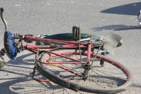 Un șofer beat, cu telefonul în mână, a ucis un biciclist și a fugit de la locul faptei