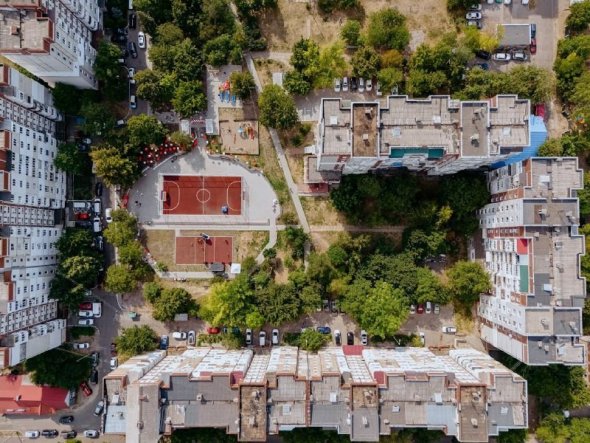 FOTO // Concert de zile mari la Ciocana. Curtea unui bloc de locuit a fost reparată capital de către blocul Victorie