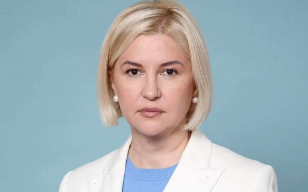 Irina Vlah vrea răspunsuri “adecvate“ de la comandantul suprem al forțelor armate: “Ce fel de lagăr construiți la Băcioi?”