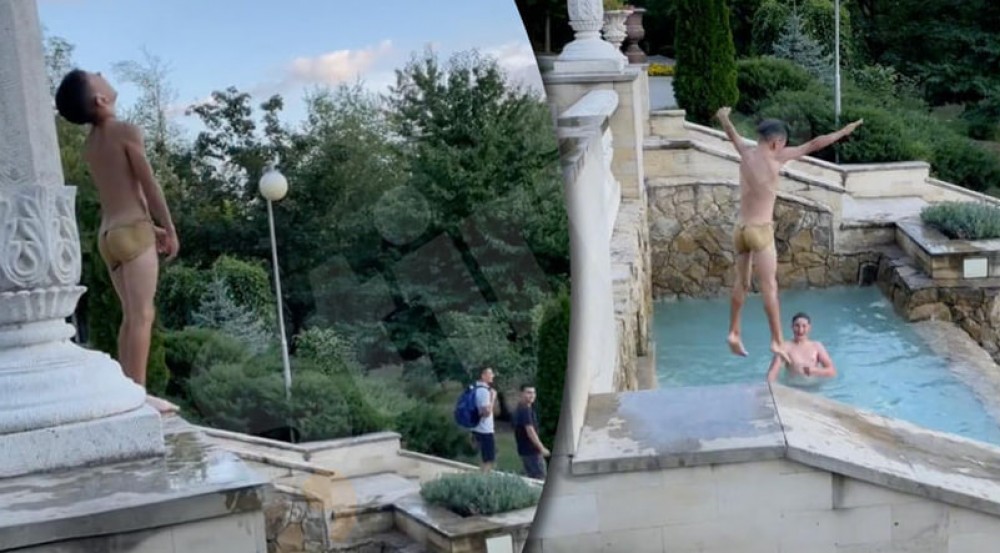 Doi copii se scaldă într-un havuz din Parcul „Valea Morilor”