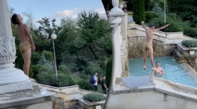 Doi copii se scaldă într-un havuz din Parcul „Valea Morilor”