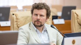 Ministrul Educației îndeamnă moldovenii să nu colecteze bani pentru cadouri de Ziua Profesorilor
