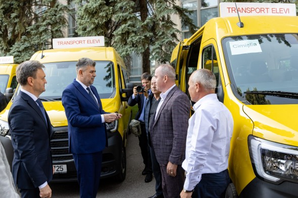 20 de școli din țară au primit microbuze noi, achiziționate cu suportul Guvernului României