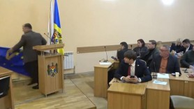 Scandal la CMC: Un consilier a aruncat pe jos drapelul UE