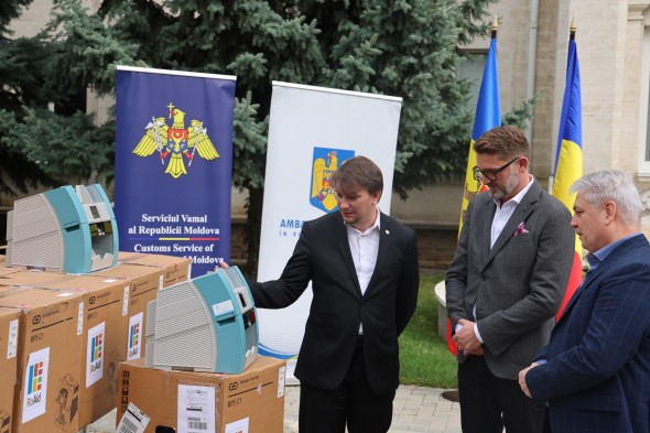 Vameșii moldoveni vor avea cu ce număra banii: România a donat 12 maşini inteligente pentru numărarea şi verificarea bancnotelor