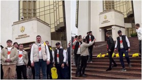 Flashmob// Tinerii din echipa Irinei Vlah, cu rucsace galbene, la Președinție: Nimic din ce ați promis, nu ați realizat!