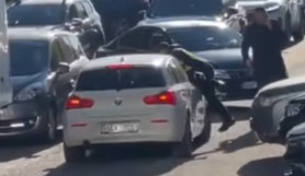 Incident REVOLTĂTOR: Un polițist de patrulare a fost „plimbat” pe capota unui BMW
