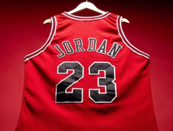 Tricou al legendarului Michael Jordan, vândut pentru 4,68 milioane de dolari