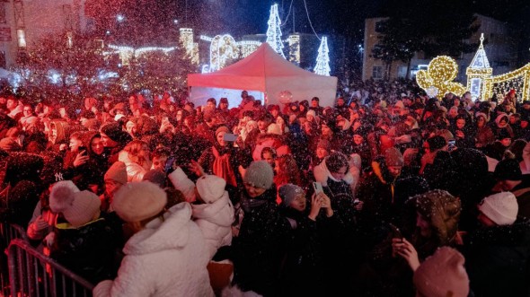 FOTO // Orheiul intră în sărbătoare: Bradul de Crăciun a fost inaugurat în centrul orașului