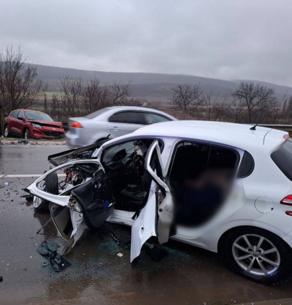Foto // Accident TERIBIL la Strășeni: O femeie decedată, un copil și doi șoferi răniți grav